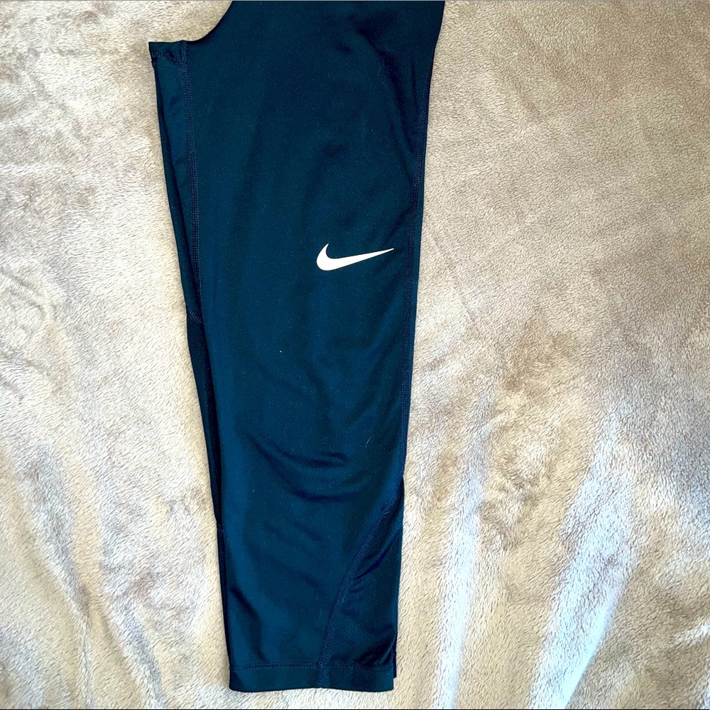 Nike capri Athletic Leggings (Never Been Worn)